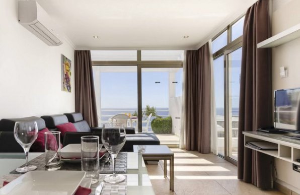 Exteriér a bazén resortu