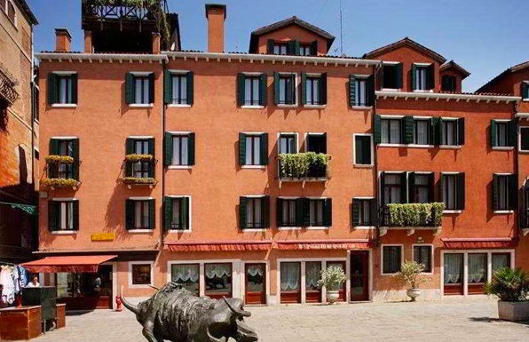 Exteriér a okolí hotelu