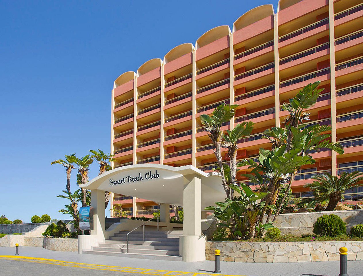 Exteriér a bazény resortu